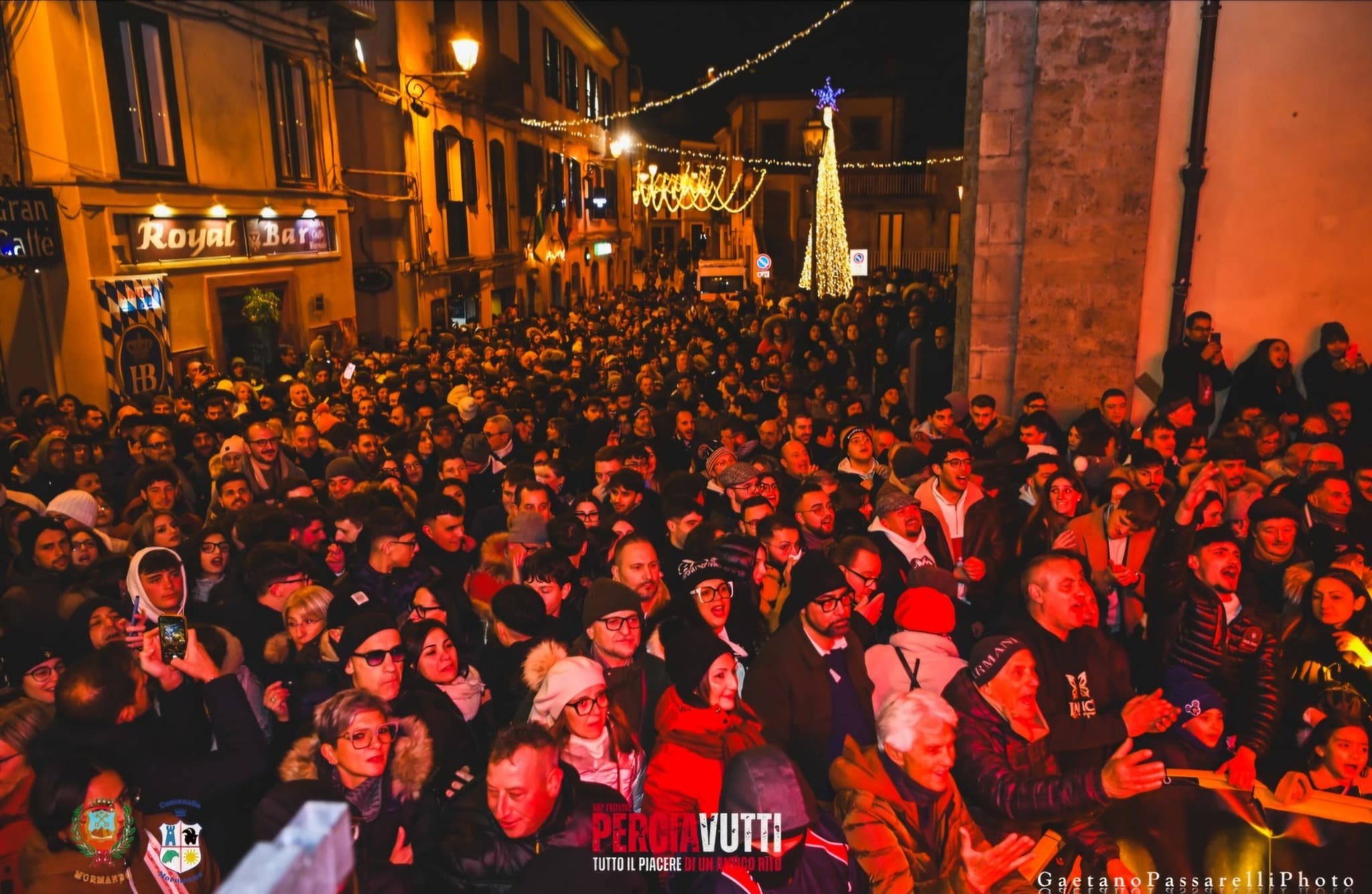 La folla e le luminarie nel centro storico di Mormanno durante Perciavutti 2025